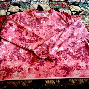 Ladies Under Armor long sleeve cropped athletic shirt!